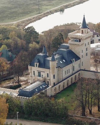 Замок Максима Галкина и Аллы Пугачевой в подмосковной деревне Грязь