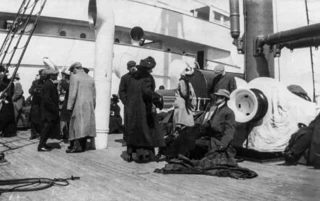 Выжившие пассажиры «Титаника» пытаются согреться на борту теплохода «Карпатия»