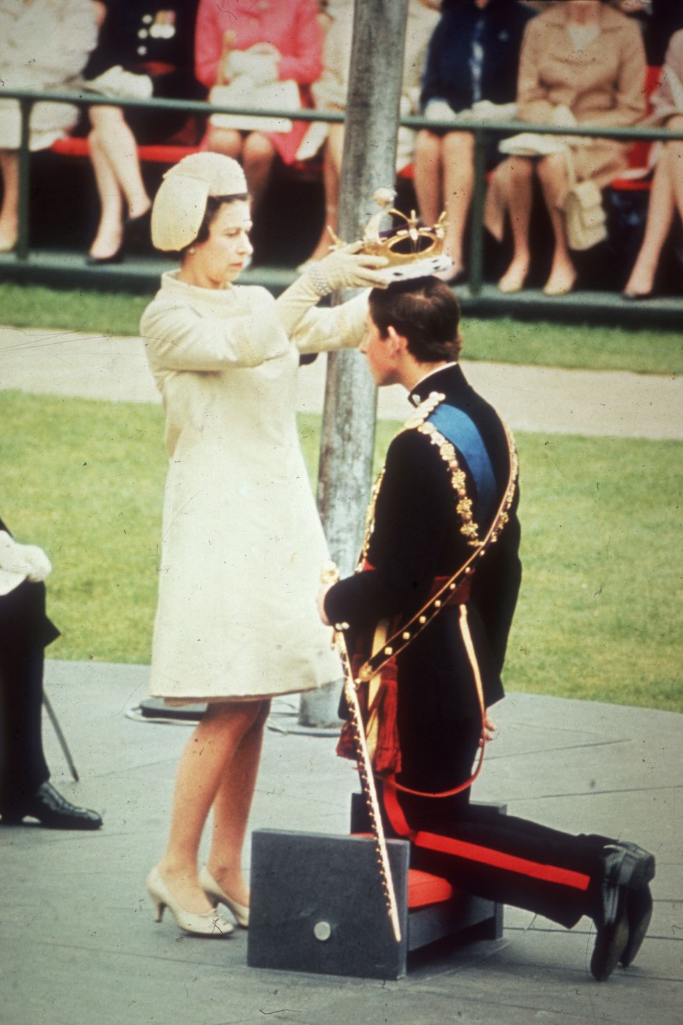 Королева Елизавета II и принц Чарльз на церемонии инвеституры в 1969 году
