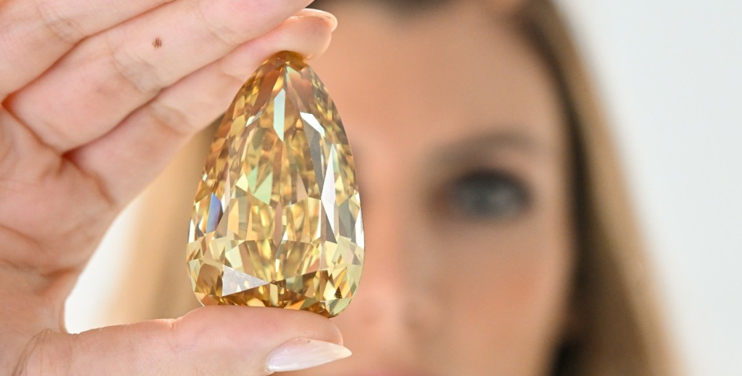 На данный момент алмаз «Золотая канарейка» огранен в форме груши