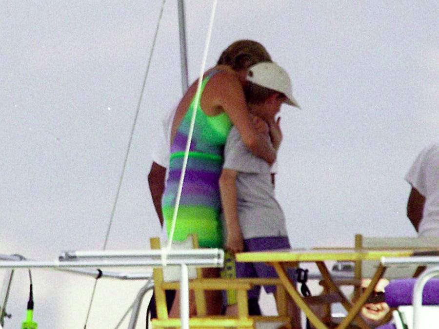 Принцесса Диана и принц Гарри на отдыхе в 1997 году