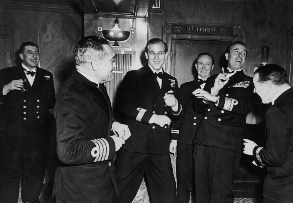 Филипп Маунтбеттен (в центре) с друзьями на мальчишнике, ноябрь 1947 года