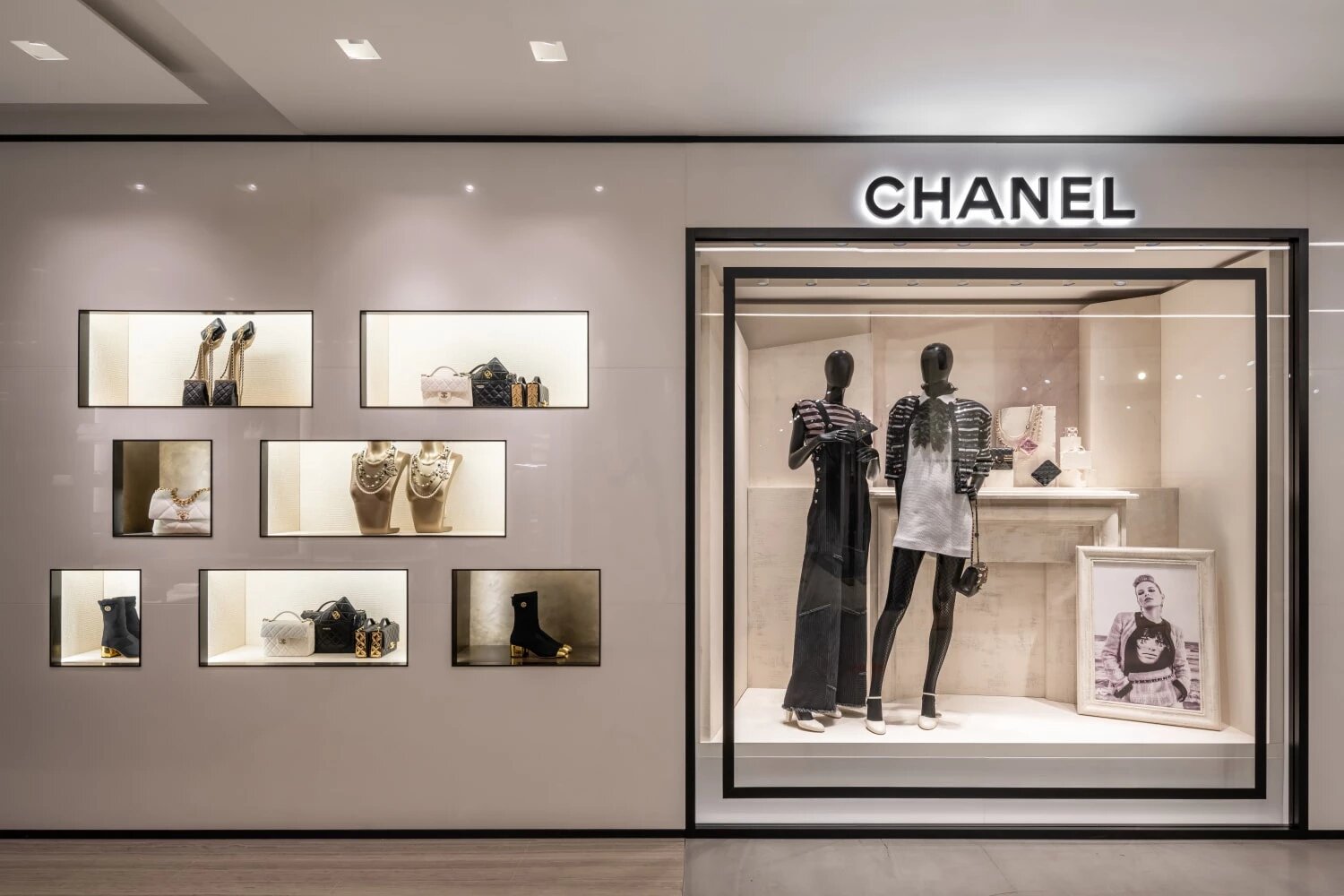 Витрина бутика Chanel