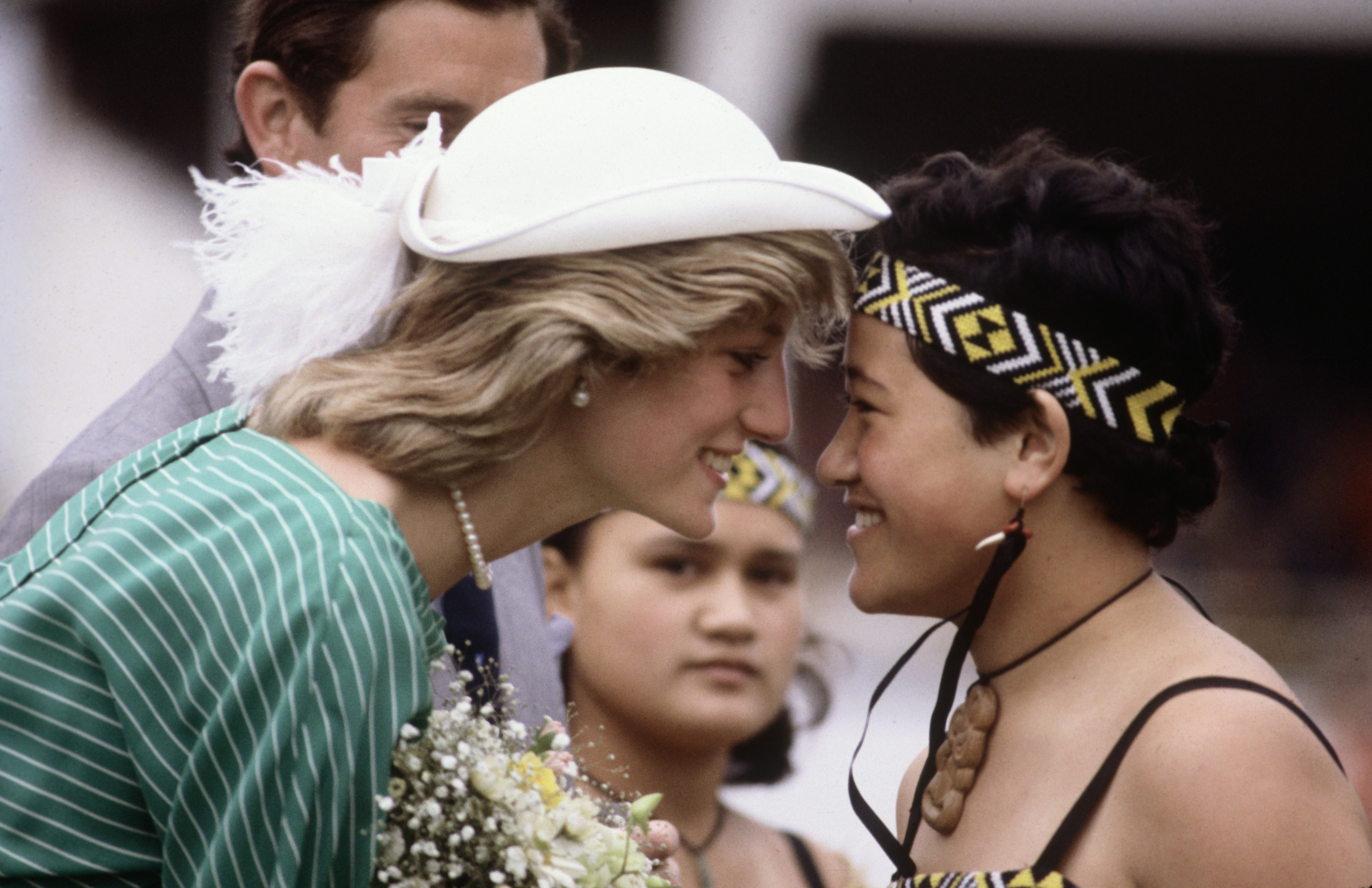 Принцесса Диана участвует в традиционном обряде приветствия народа маори в Окленде, Новая Зеландия, 18 апреля 1983 год 