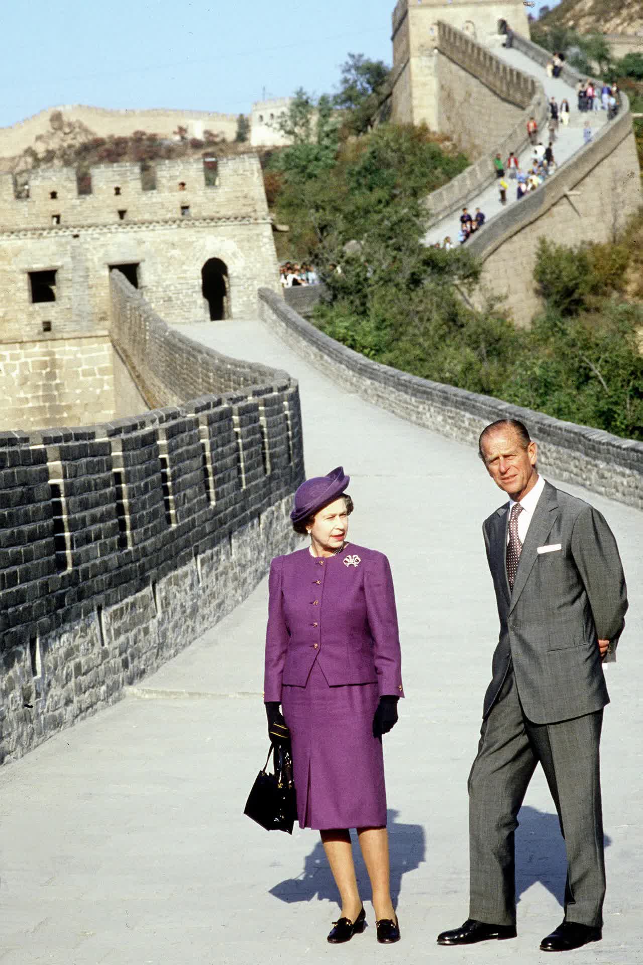 Принц Филипп и королева Елизавета II во время посещения Великой Китайской стены, 1986 год 