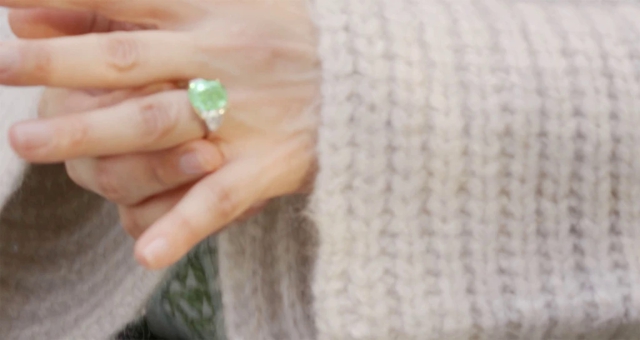 Кольцо, которое Бен Аффлек преподнес Дженнифер по случаю помолвки, с центральным зеленым бриллиантом весом в 8,5 карат