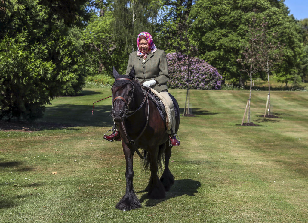 Елизавета II верхом на лошади в Балморал в 2020 году