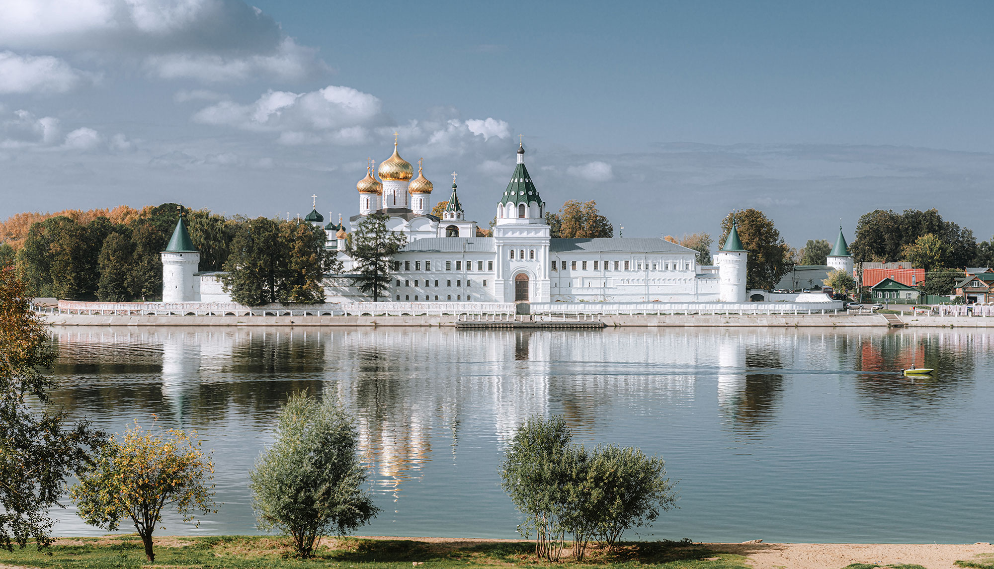 Куда съездить в москве. Кострома в СССР Ипатьевский монастырь. Ипатьевский монастырь Кострома координаты. Куда можно съездить в Москве.