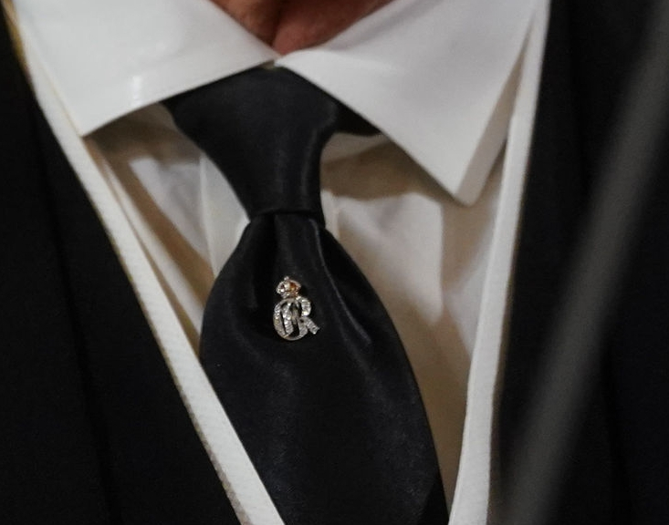 Монограмма на галстуке Карла III