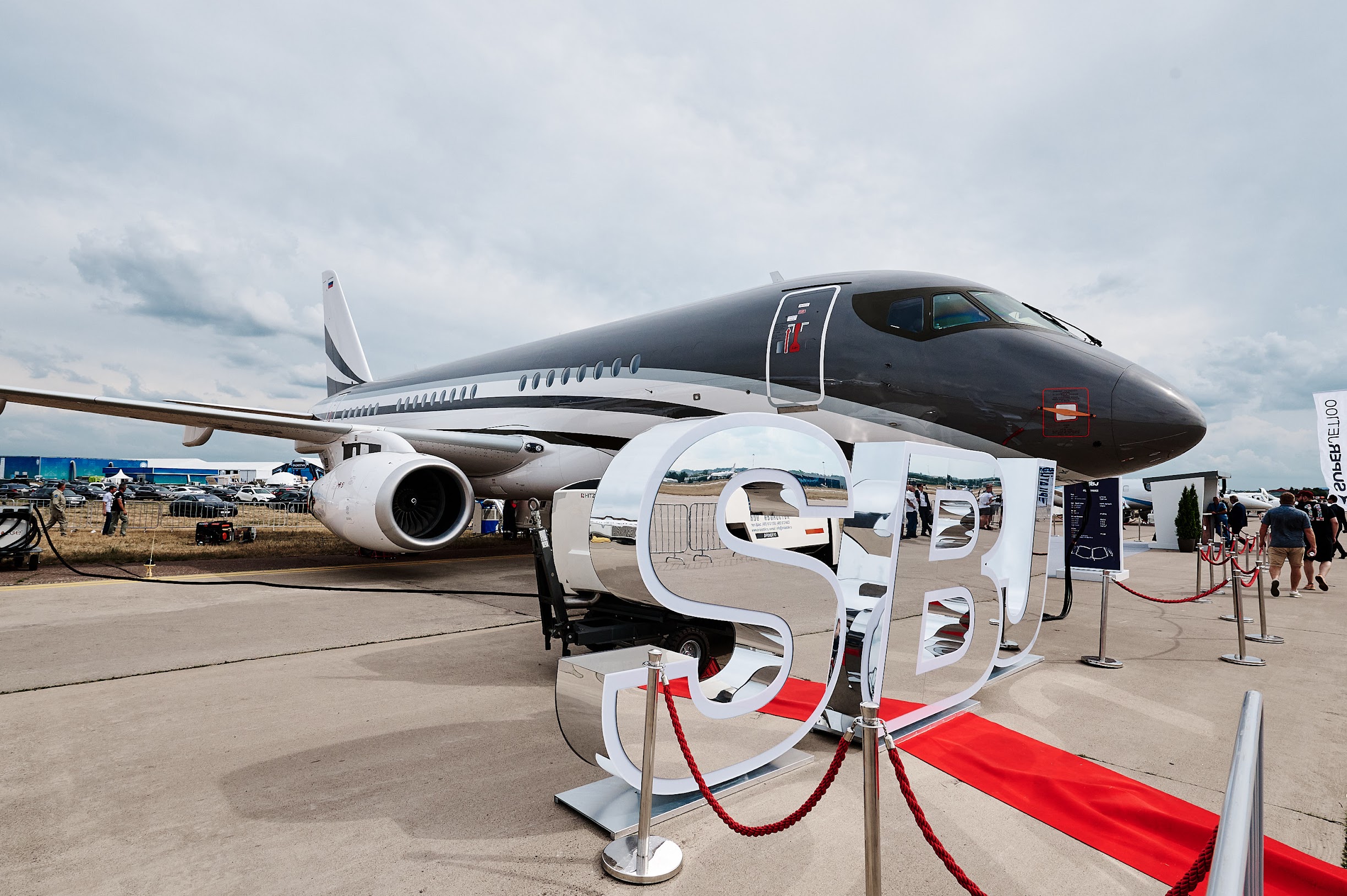 Бизнес 100 новый. Суперджет 100 бизнес Джет. SBJ 100 Макс. SSJ 100 Business Jet. Сухой Суперджет 100 бизнес Джет.