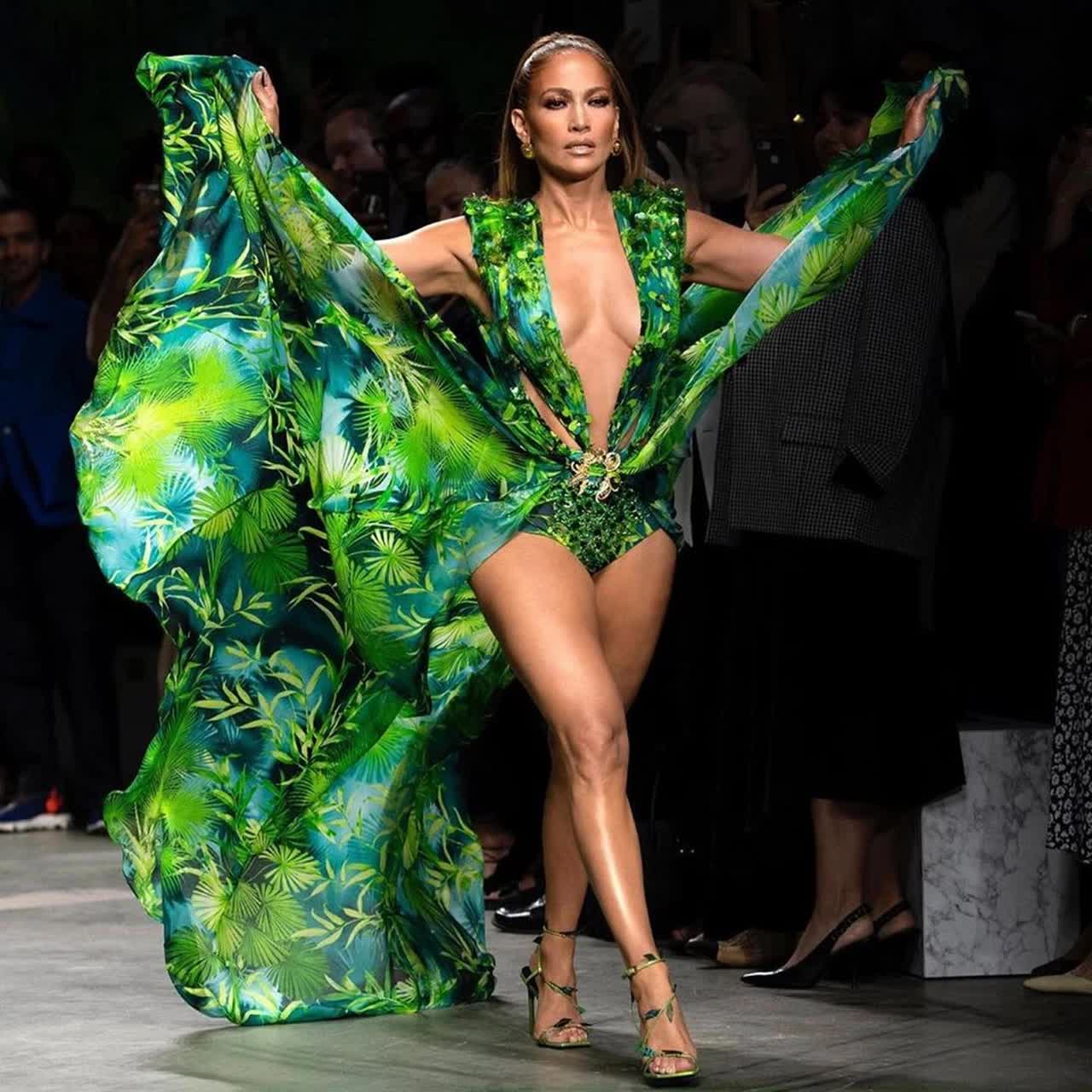 Дженнифер Лопес закрыла показ Versace в легендарном зеленом платье