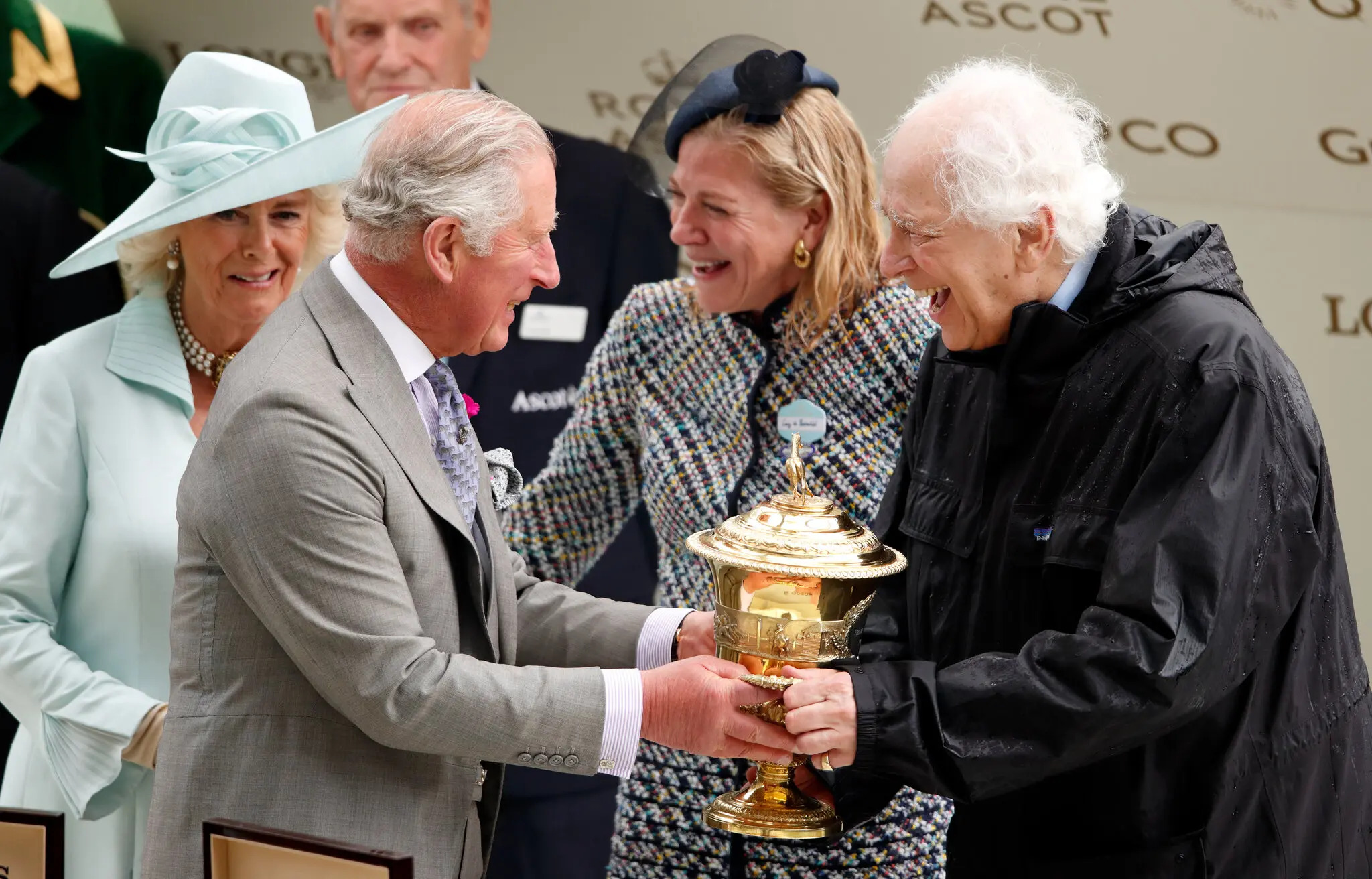 Сэр Эвелин получает трофей в Royal Ascot от Карла III в 2018 году