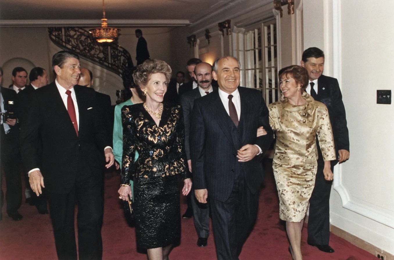 Знаменитое золотое платье Раисы Горбачевой