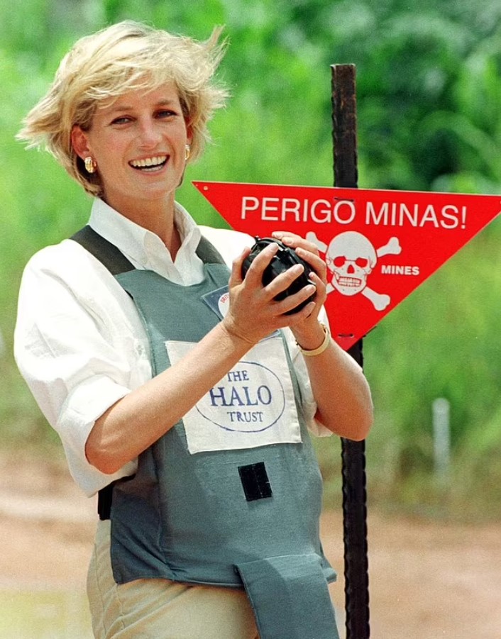 Принцесса Диана во время ее знаменитой кампании по обезвреживанию наземных мин в Анголе совместно с Красным Крестом