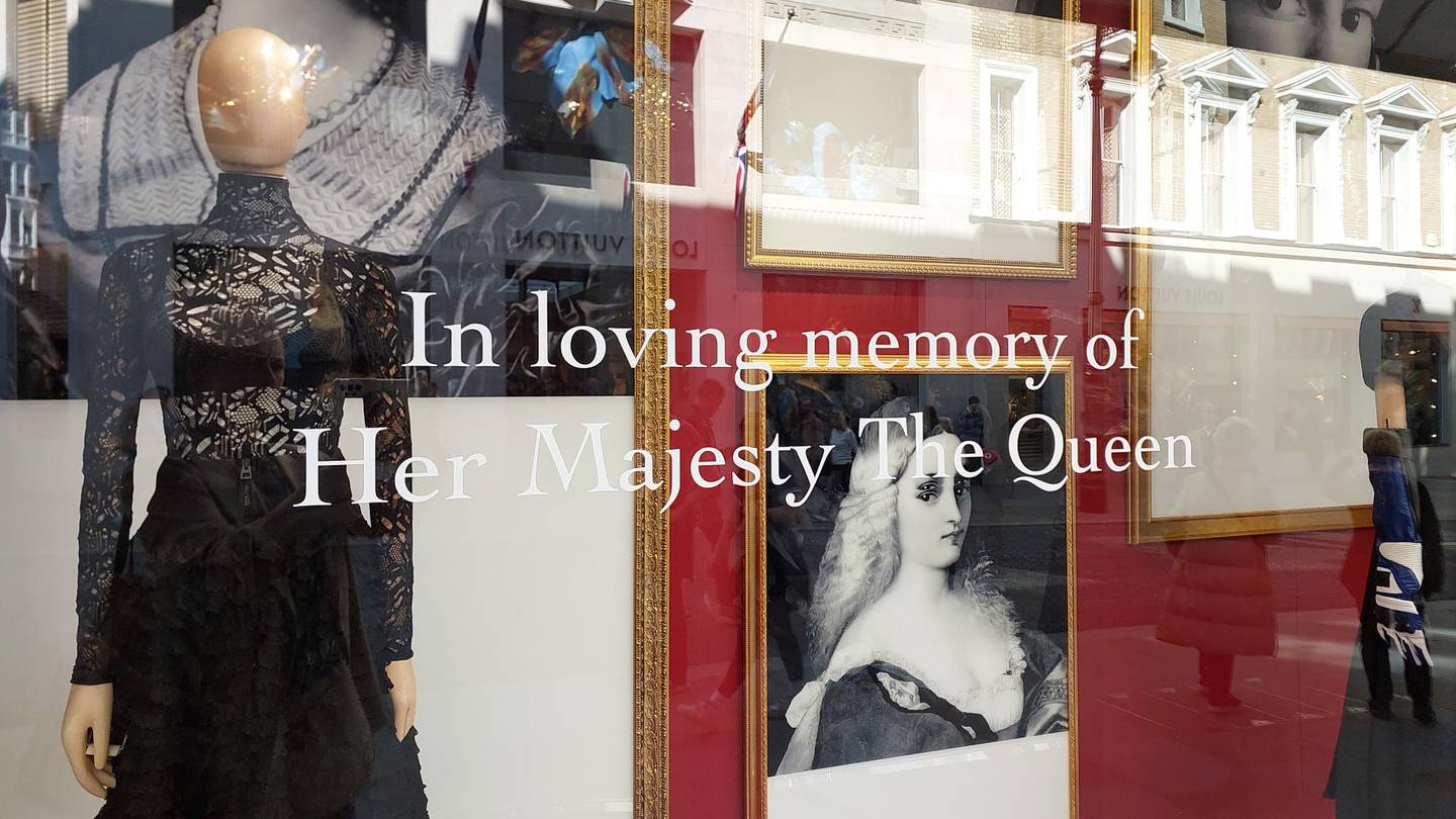 Витрина магазина Dior на Олд Бонд-стрит посвящена памяти королевы Елизавете II