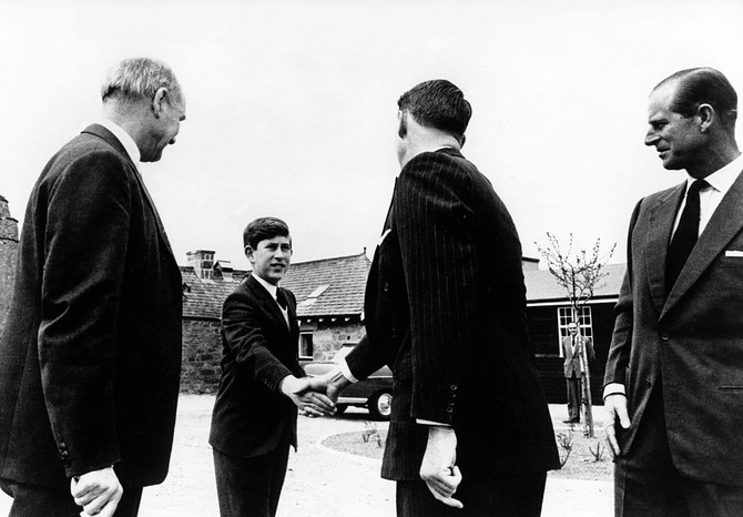 Принц Чарльз приветствуют директора школы Гордонстоун, 1962 год
