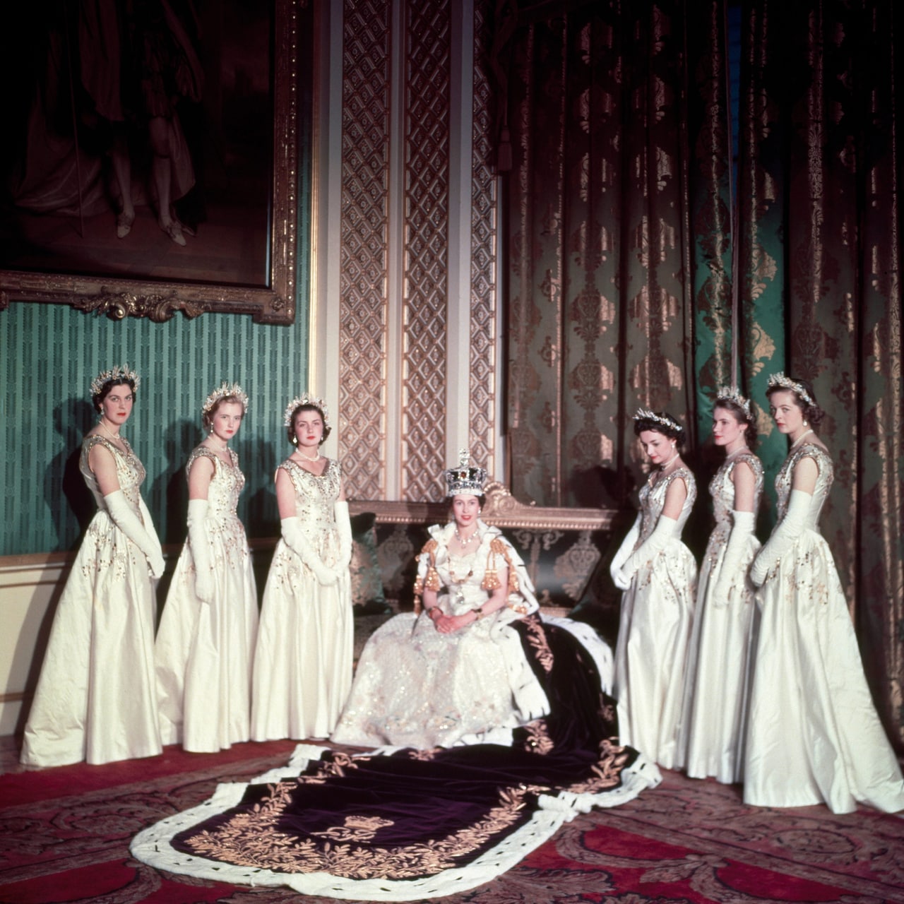 Елизавета II и ее фрейлины