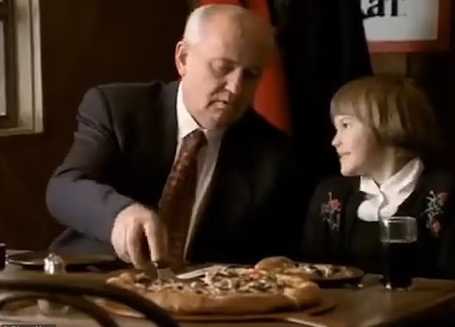 Михаил Горбачев в рекламе Pizza Hut в 1997 году