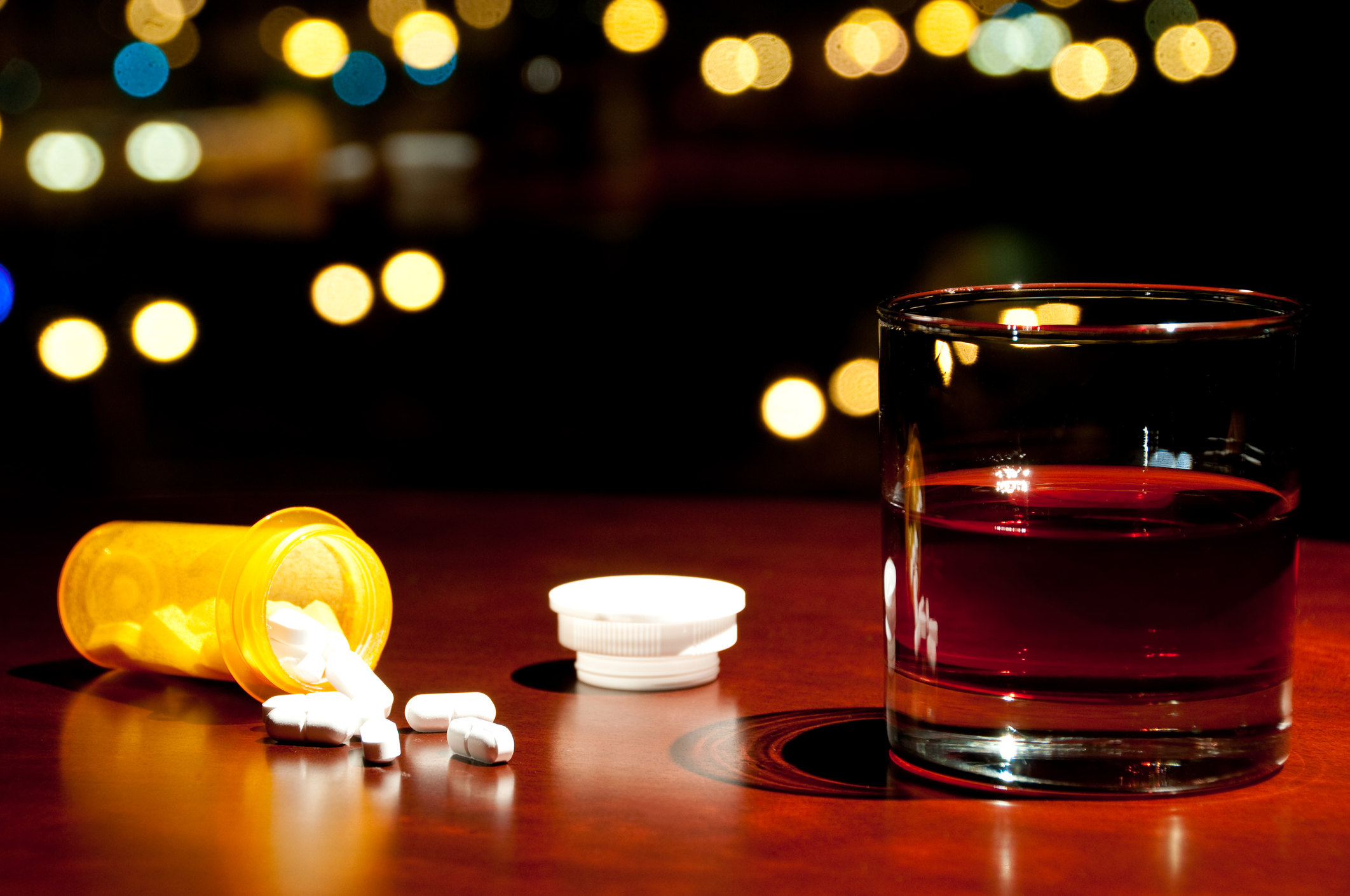 Что будет если антидепрессанты с алкоголем. Алкоголь и таблетки. Виски в таблетках. Таблетки и бухло. Вино и таблетки.