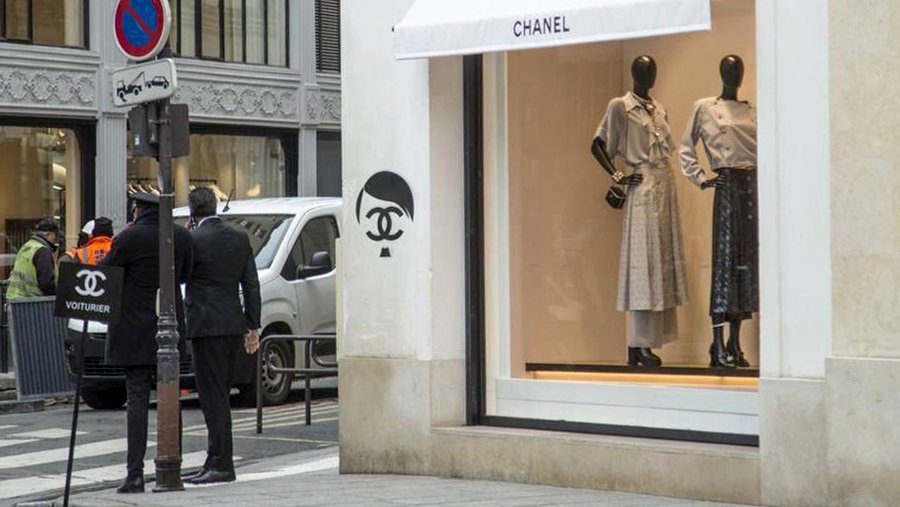 Бутик Chanel в Париже с трафаретом 