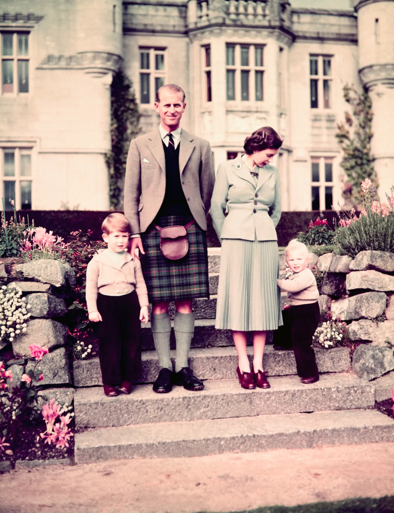 Герцог Эдинбургский и королева Елизавета II с детьми, 1953 год