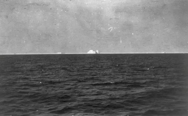 Выжившие пассажиры Титаника в шлюпках подплывают к теплоходу «Карпатия», 15 апреля 1912 года