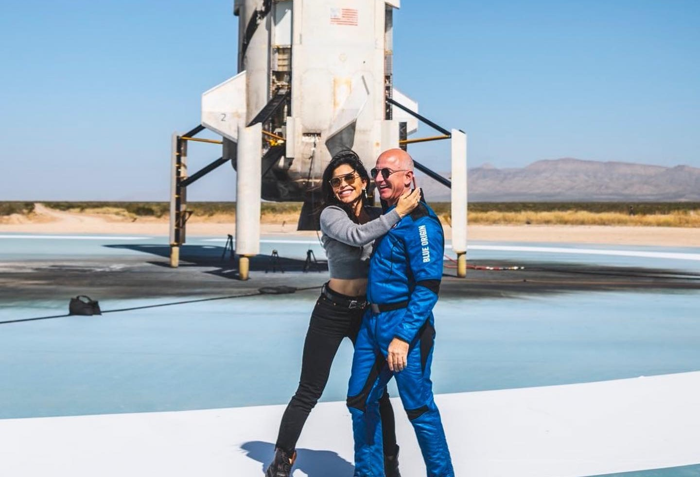 Лорен Санчес и Джефф Безос на фоне космического корабля New Shepard