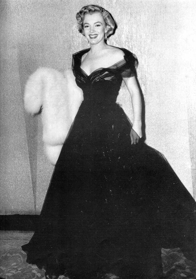 Мэрилин Монро в платье Charles LeMaire перед 23-й церемонией вручения премии «Оскар»
