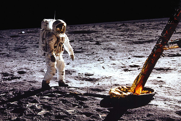 Астронавт Нил Армстронг на поверхности Луны в 1969 году