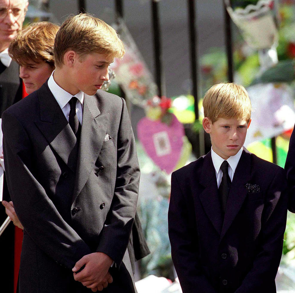 Принц Уильям и принц Гарри на похоронах принцессы Дианы, 1997 год