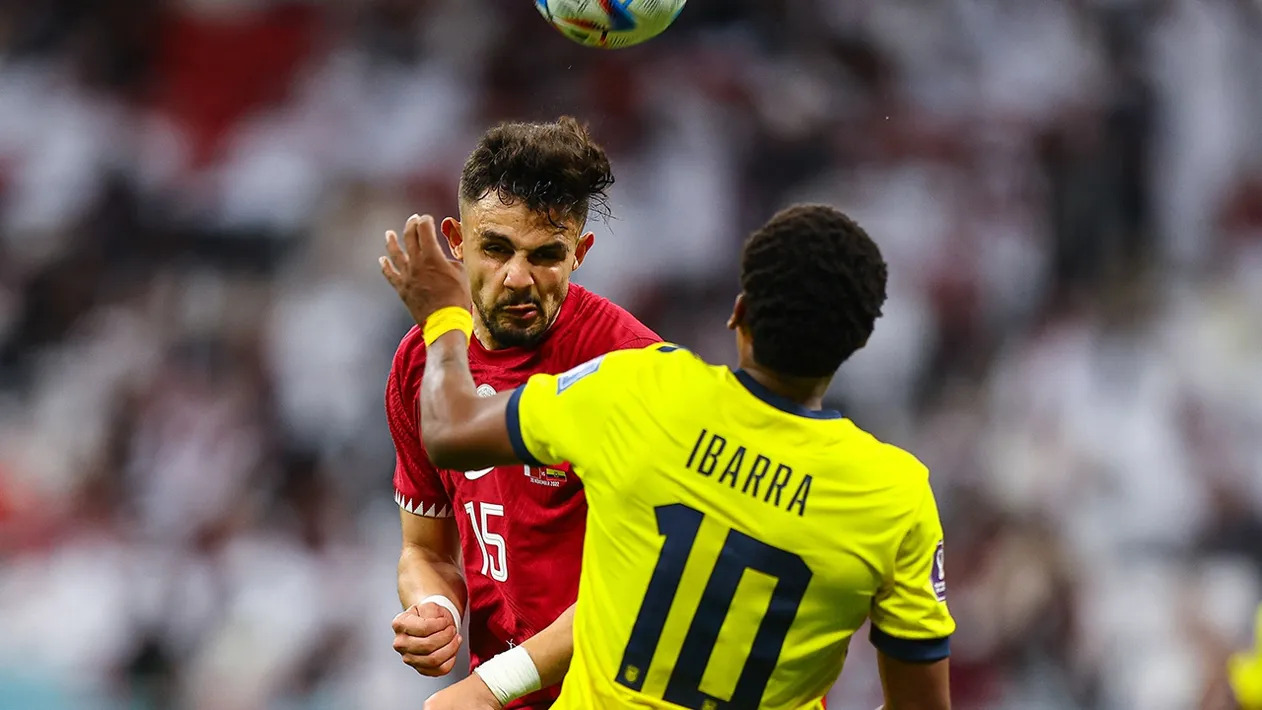 Футболисты сборных Катара и Эквадора