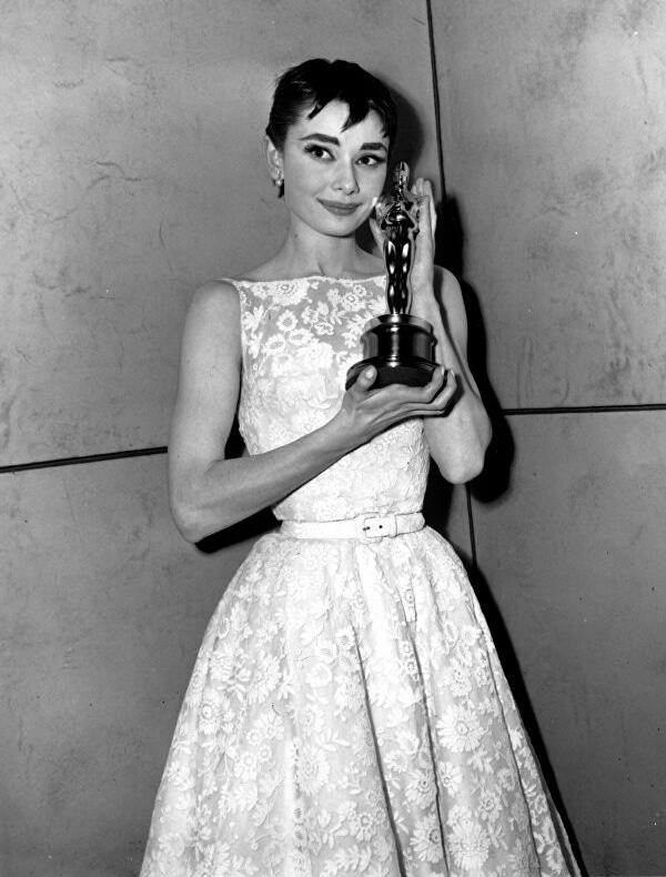 Одри Хепберн со статуэткой за роль в фильме «Римские каникулы», 1954 год