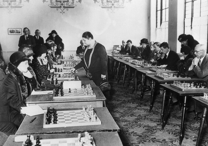 Первая чемпионка мира по шахматам Вера Венчик во время сеанса одновременной игры против 20 любителей шахмат