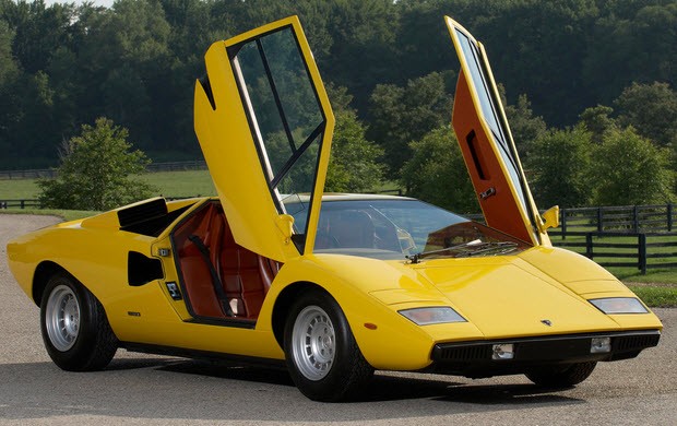 В 1971 году настоящий фурор засчет вертикально открывающихся дверей произвел представленный прототип Lamborghini Countach