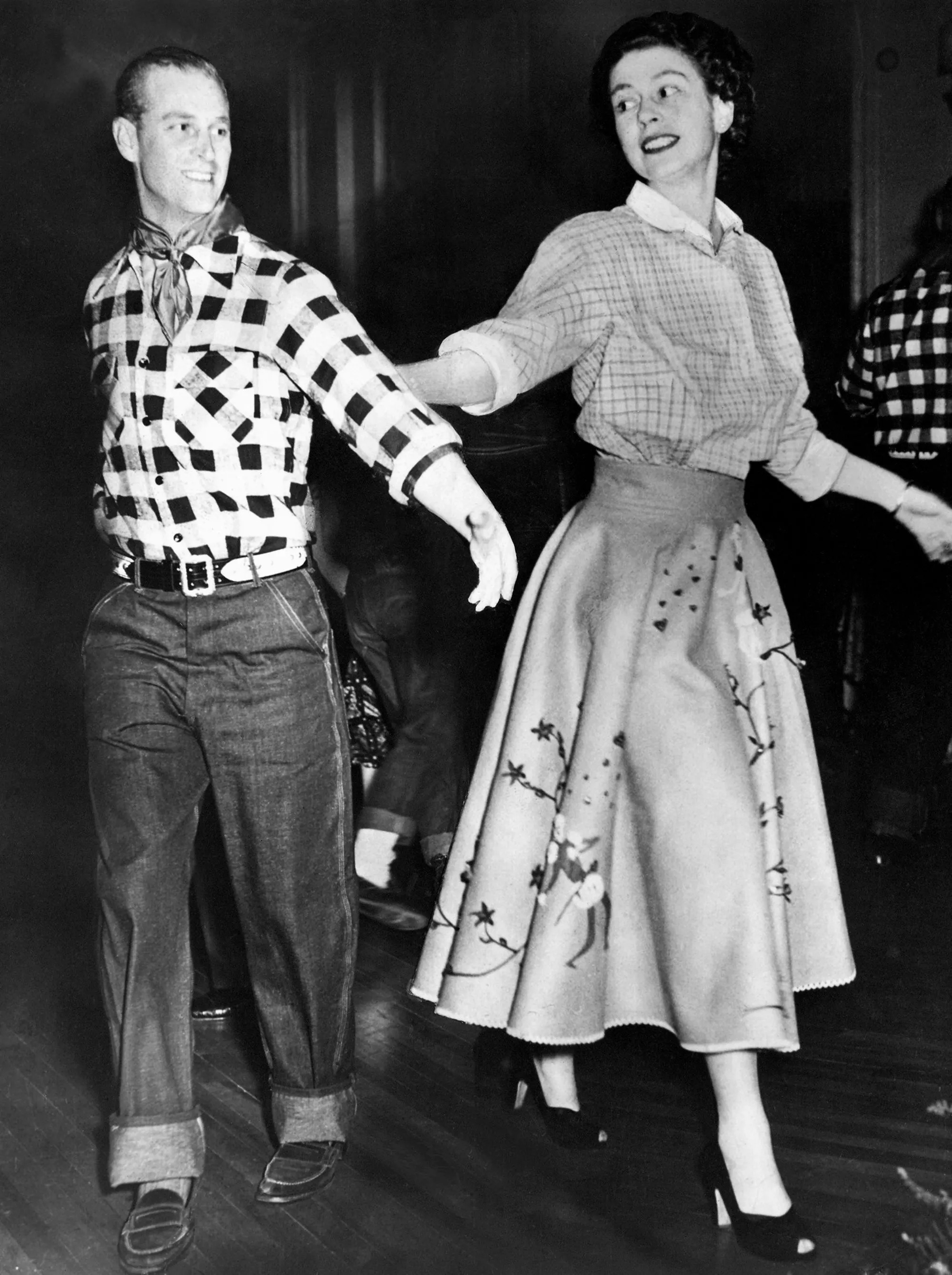Герцог Эдинбургский танцует кадриль с принцессой Елизаветой на балу, устроенном в их честь в Оттаве генерал-губернатором виконтом Александером Тунисским во время королевского турне по Канаде, 17 октября 1951 года