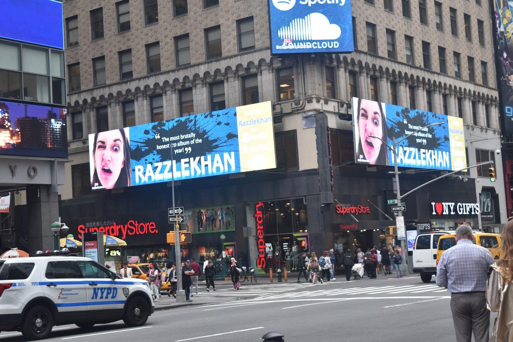 Свадебный подарок Ильи Лихтенштейна для Хизер Морган — билборд с рекламой Razzlekhan на Таймс-сквер за 25 тысяч долларов