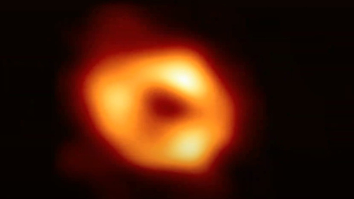 Первое изображение черной дыры в центре Млечного Пути