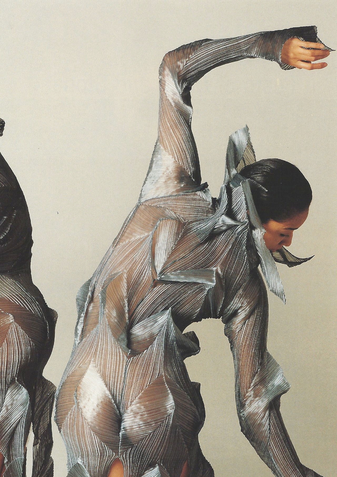 Танцоры Франкфуртского балета в плиссированных костюмах от Иссея Мияке