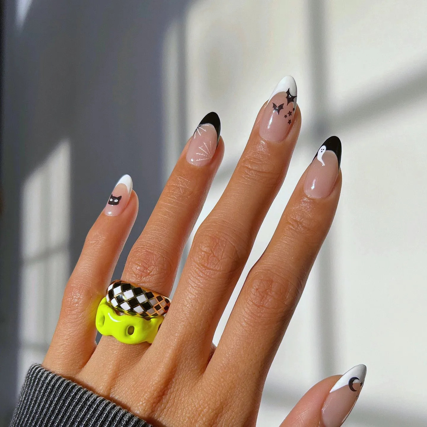 стильный френч с черными кончиками и модные абстрактные рисунки на ногтях — отличная идея для маникюра на Хэллоуин