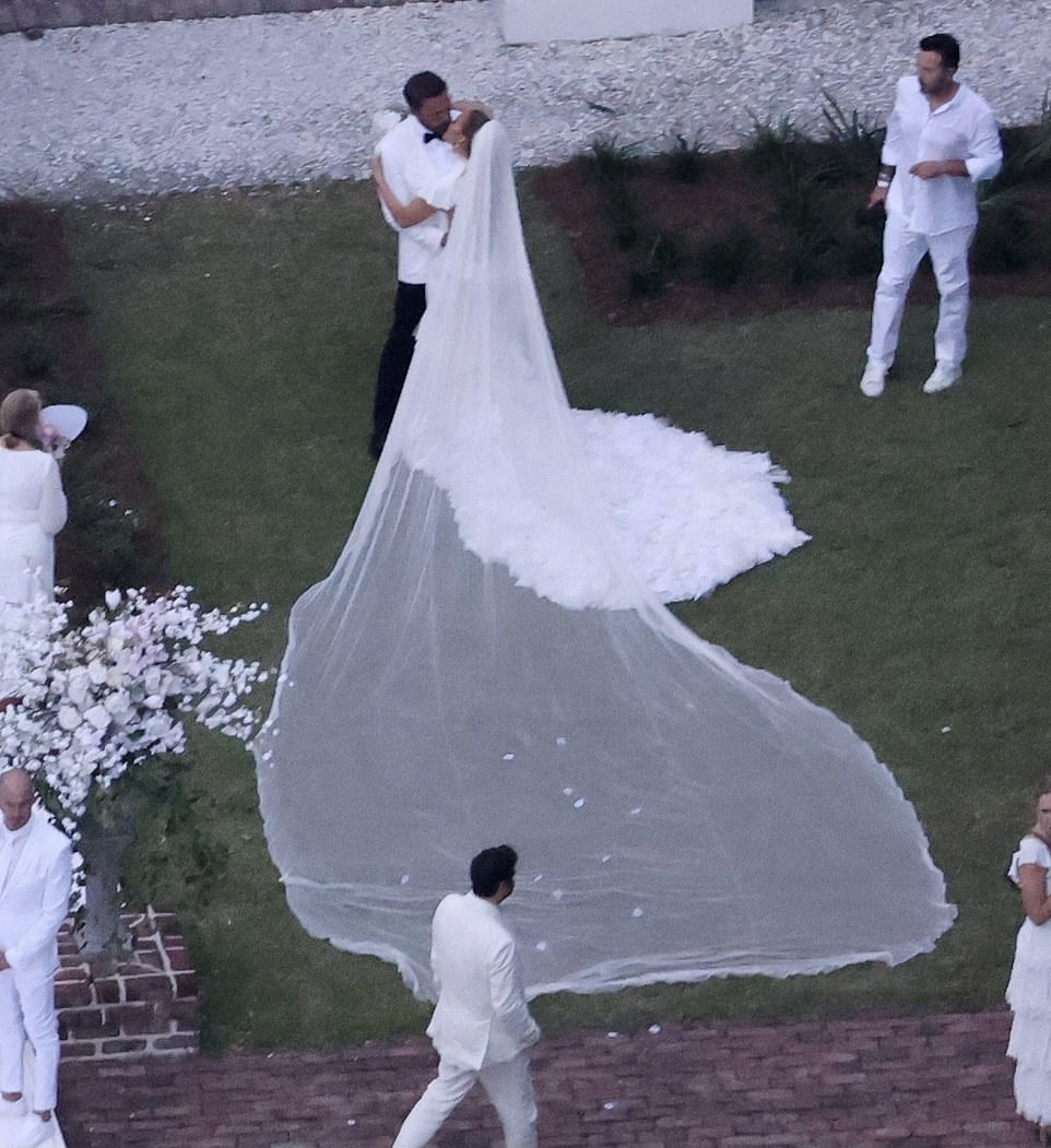 Для церемонии Дженнифер Лопес выбрала свадебное платье Ralph Lauren