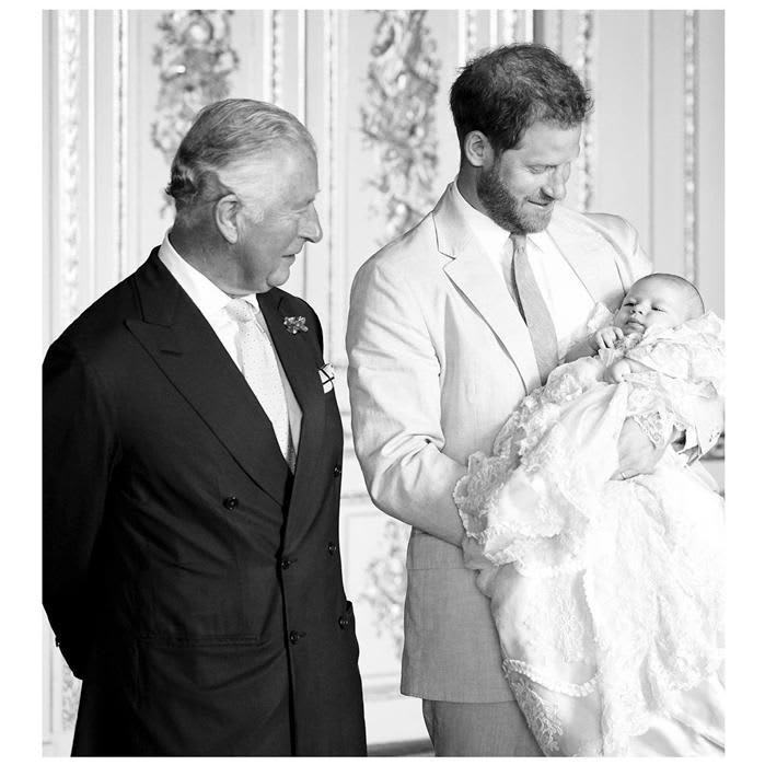 Король Карл III и принц Гарри с дочерью Лилибет 