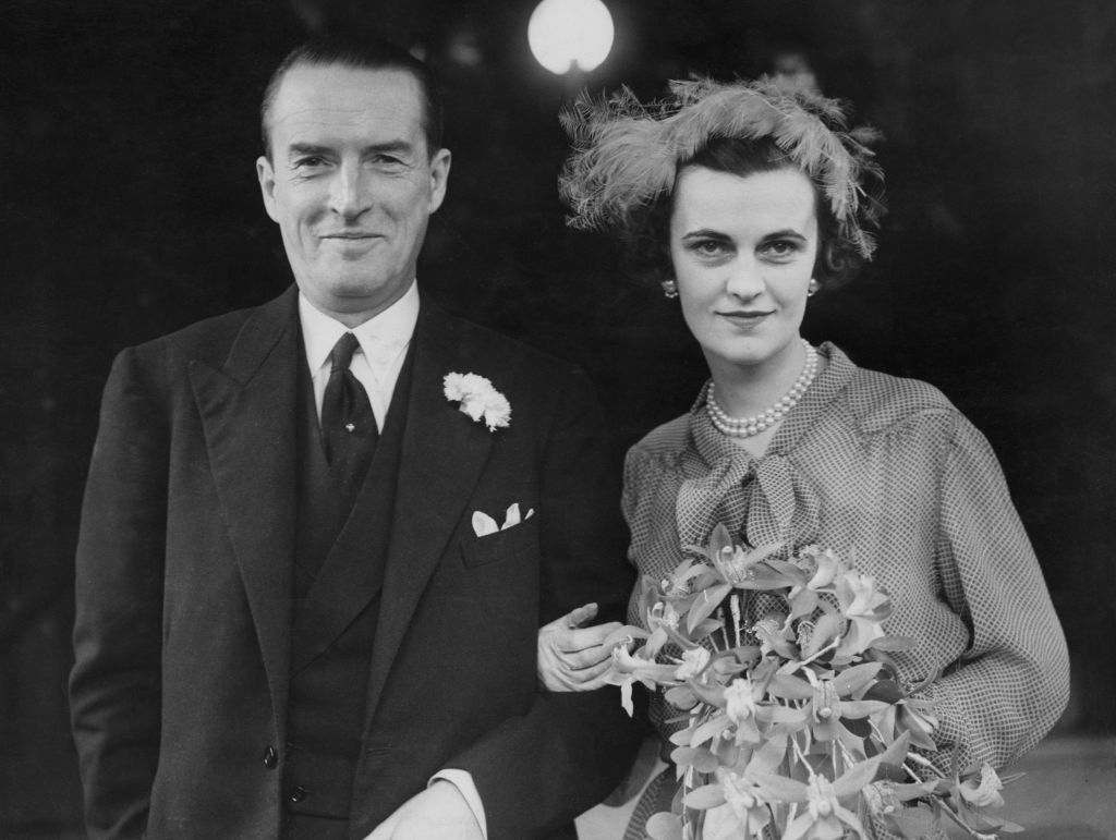 Дуглас Кэмпбелл, 11-й герцог Аргайл, и Маргарет Кэмпбелл в день их свадьбы в 1951 году