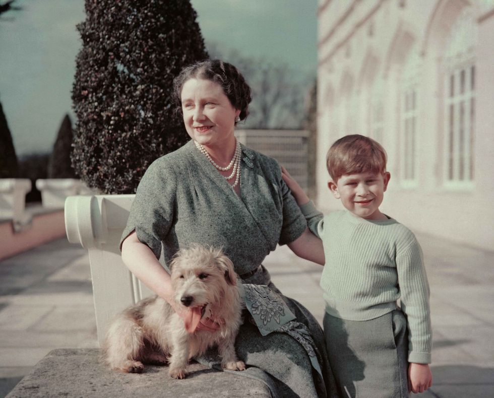 Принц Чарльз с бабушкой, королевой-матерью