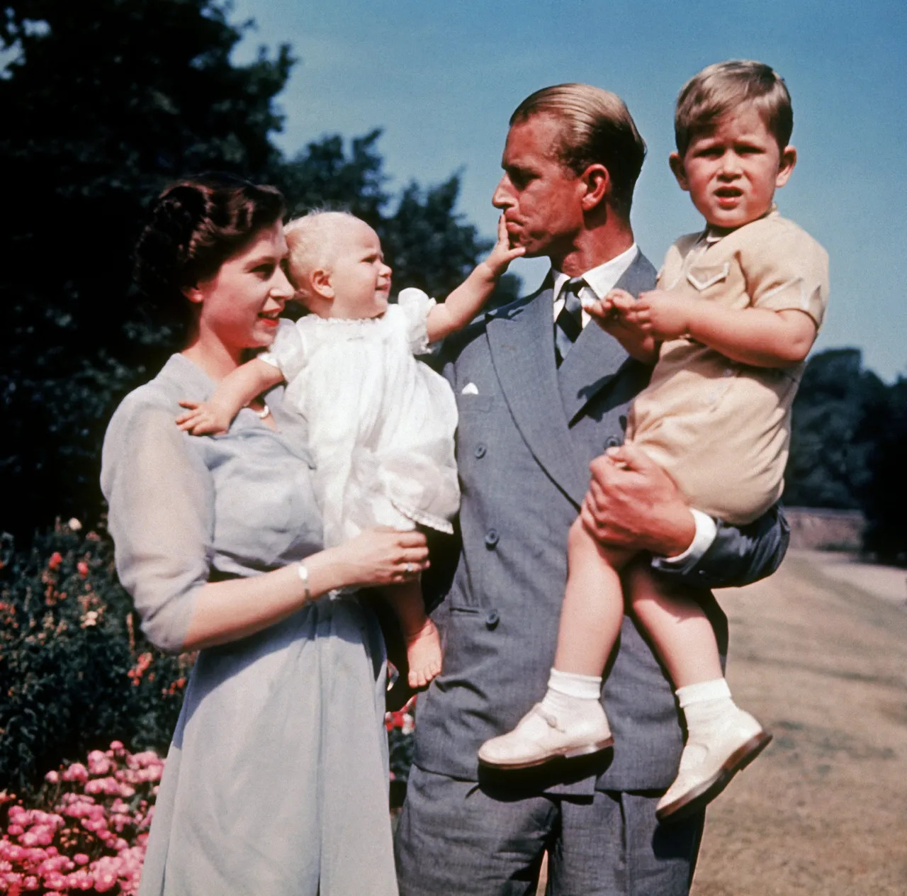 Герцог Эдинбургский и принцесса Елизавета с детьми, 1951 год