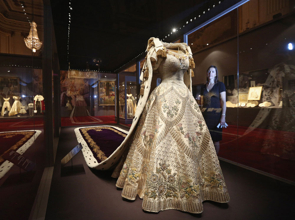 Коронационное платье королевы Елизаветы II на выставке в Букингемском дворце