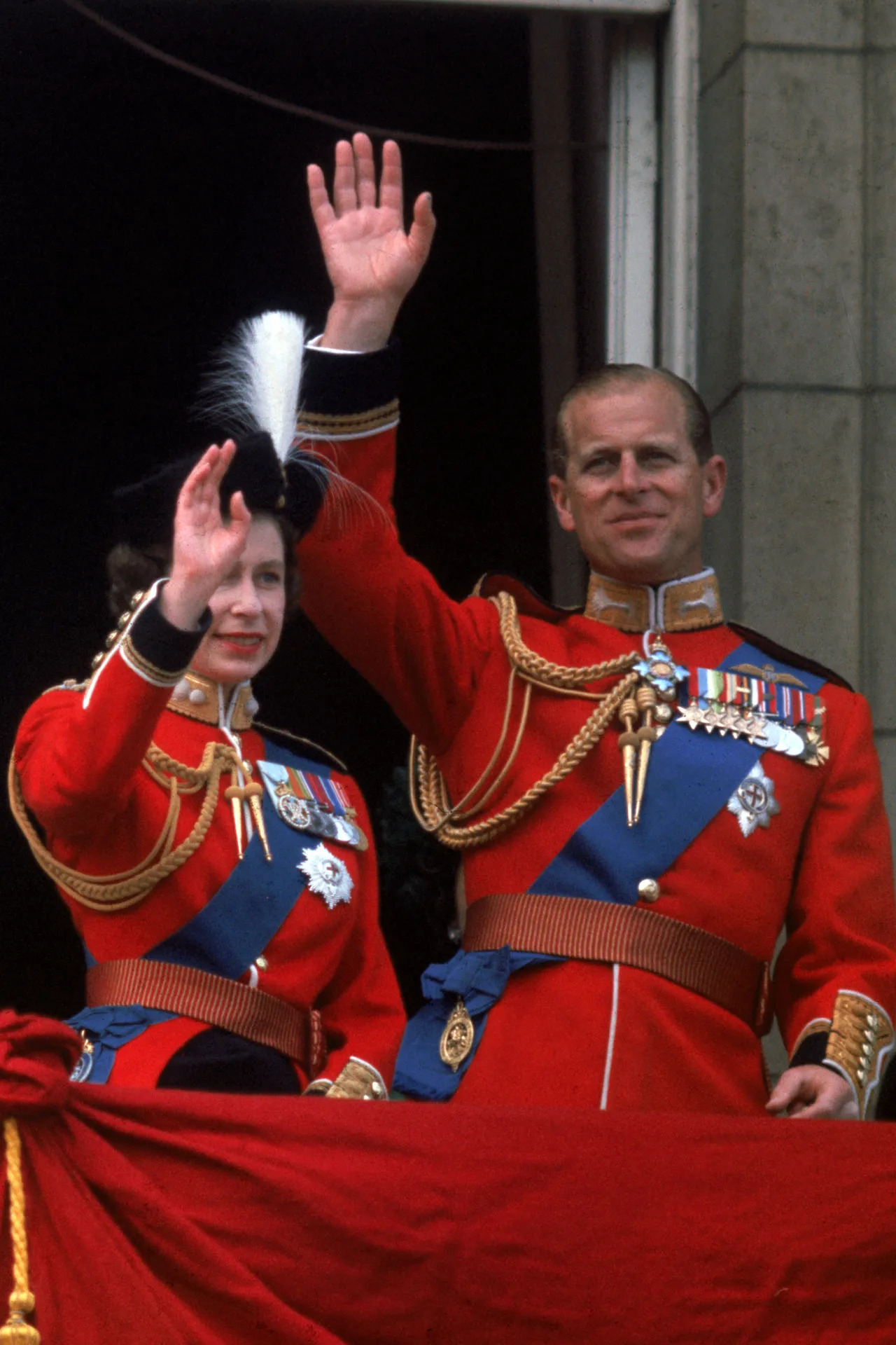 Королева Елизавета II и принц Филипп в форме полковника гренадерской гвардии