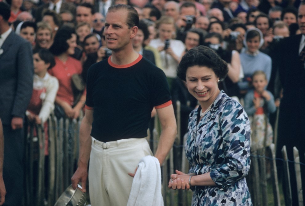 Елизавета II и принц Филипп, капитан команды Виндзорского парка, с Кубком Виндзора после того, как его команда обыграла Индию во время турнира по поло в Аскоте, 1955 год