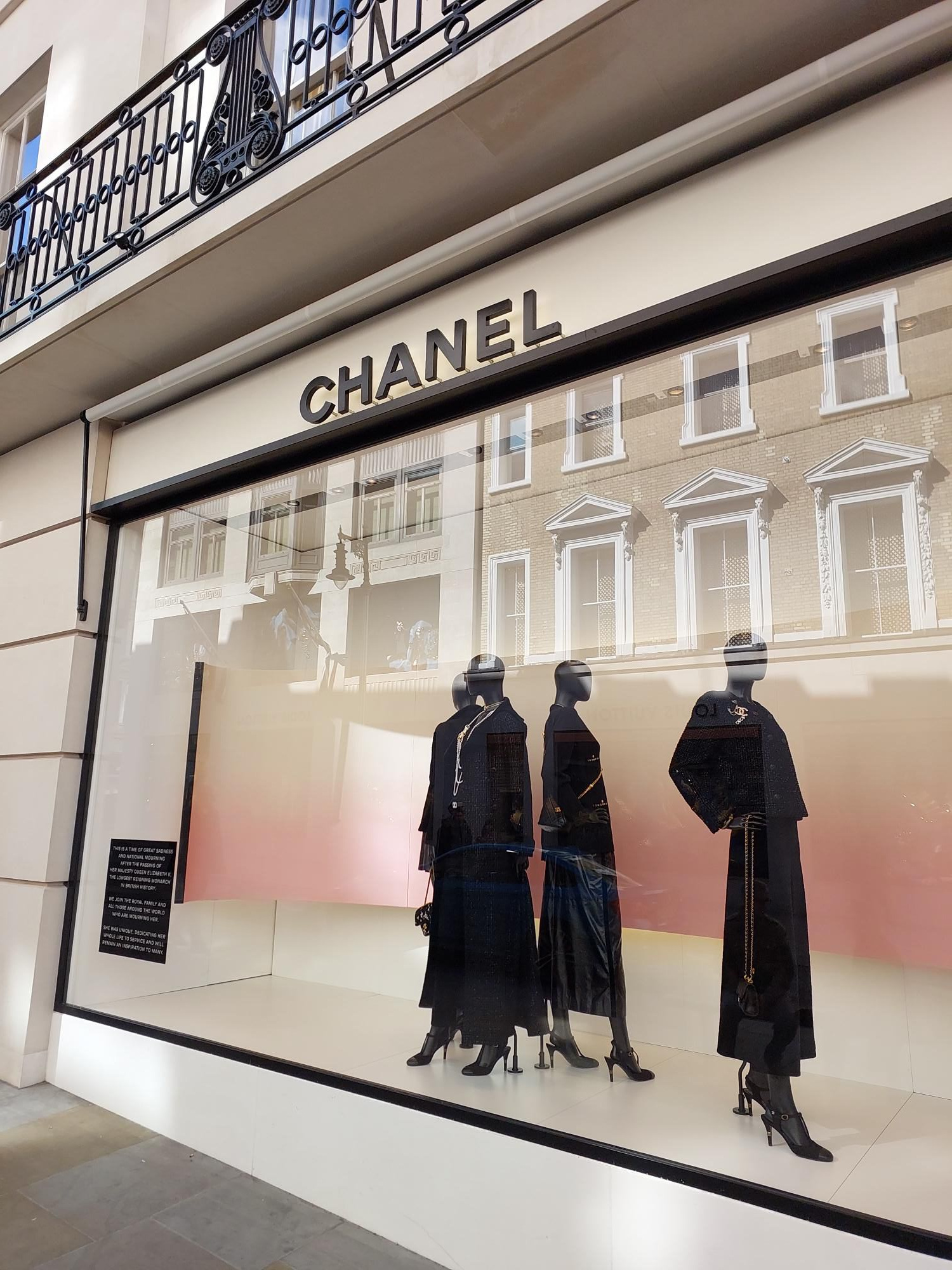 Витрину бутика французского дома моды Chanel украшают четыре манекена, одетых в черное