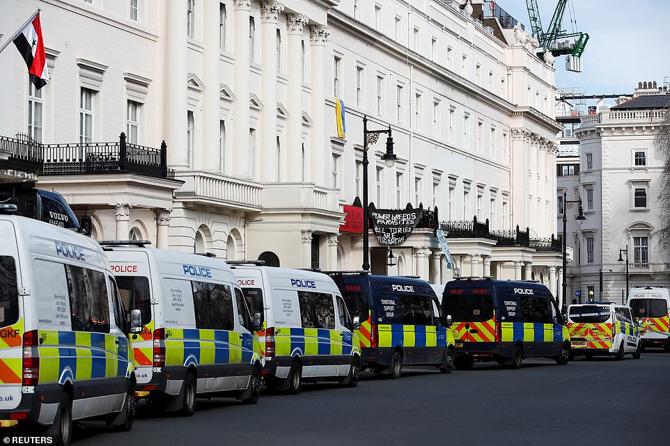 Колонна полиции на площади Белгрейв в Лондоне 