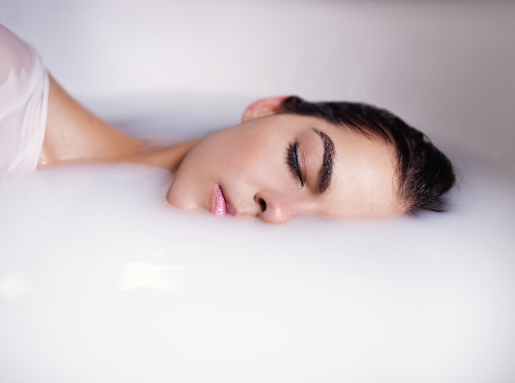 Чтобы усилить эффект от прохладной ванны, добавьте в воду масло лаванды — эта процедура после загара охладит и увлажнит кожу
